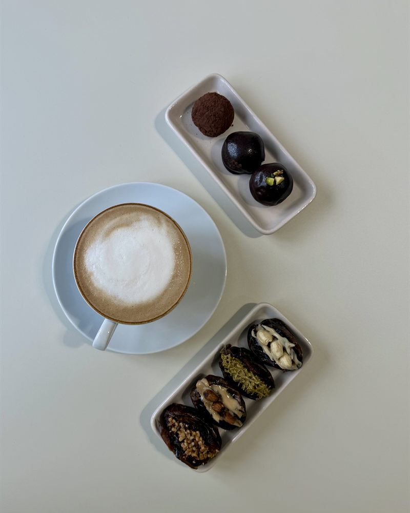 Cappuccino et energy balls en flat lay au FlowArt Café