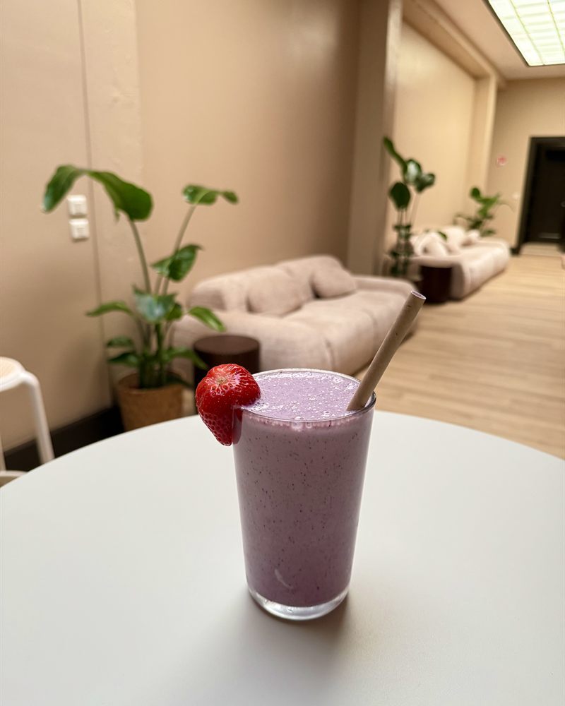 Smoothie aux fruits rouges du FlowArt Café