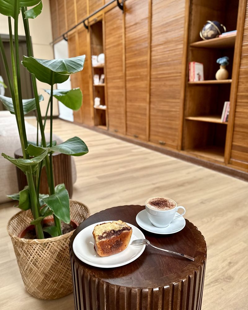 Cappuccino accompagné d'une part de gâteau