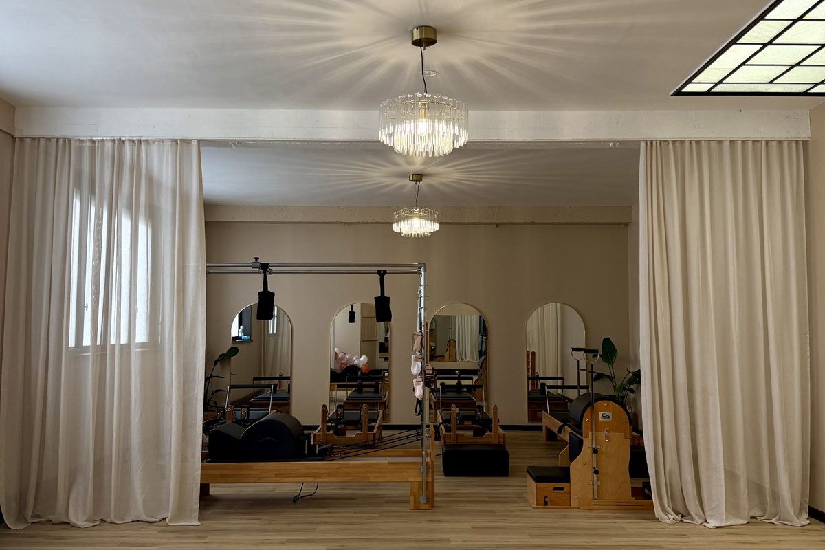Studio FlowArt — salle lumineuse avec rideaux et Reformers