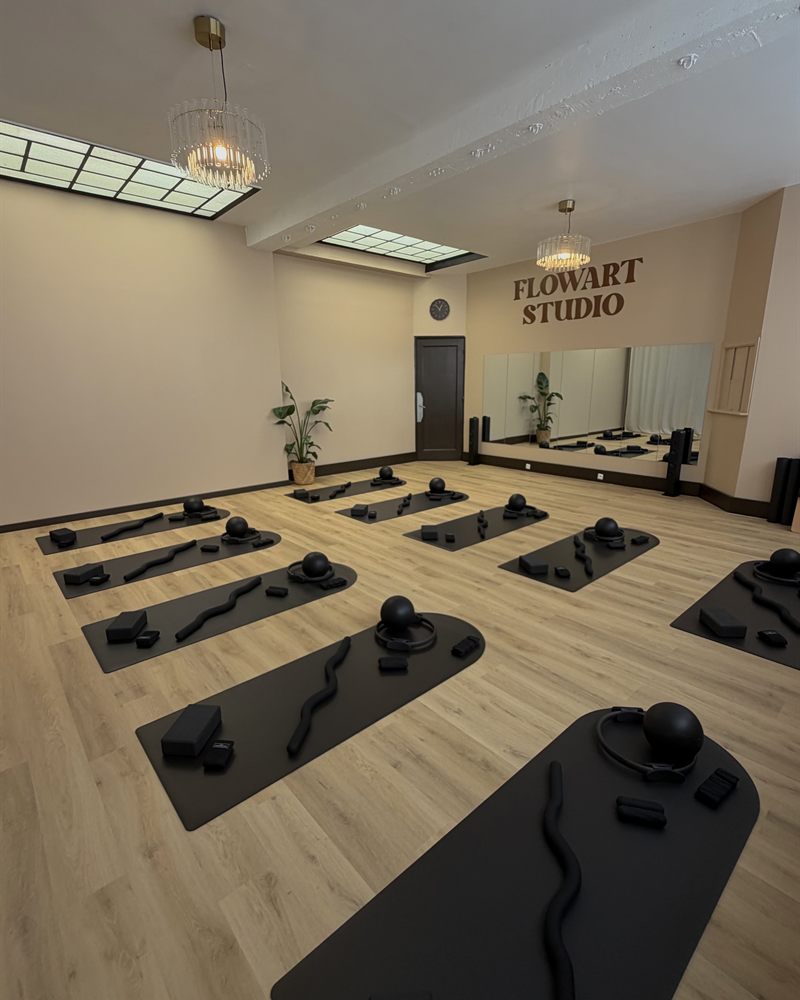 Studio FlowArt — cours de Pilates Mat, tapis et accessoires prêts