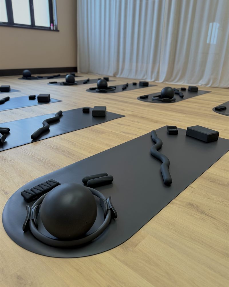 Studio FlowArt — tapis de Pilates Mat avec ballon, cercle et accessoires